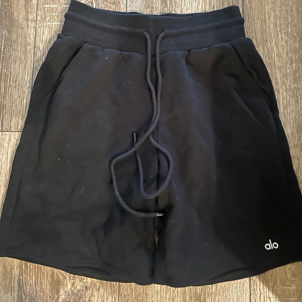 Alo women's yoga shorts - drawstring waist. Comfortable loose fitting shorts